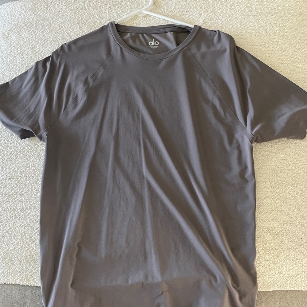 ALO Yoga Men's Charcoal Short Sleeve Tee